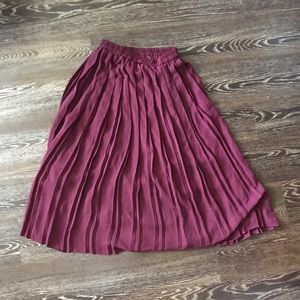 Burgundy Uniqlo elastic pleated high waisted skirt